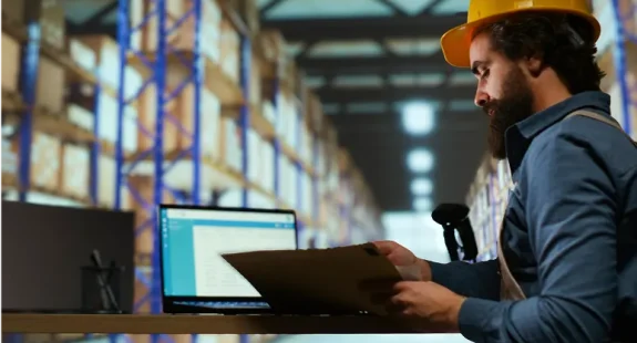 encargado de mantenimiento monitoreando la operacion