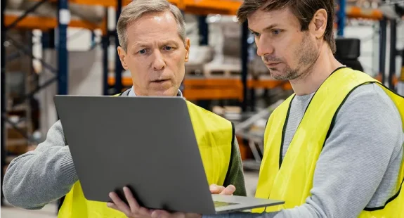 especialista de sporte técnico apoyando a gerente de mantenimiento